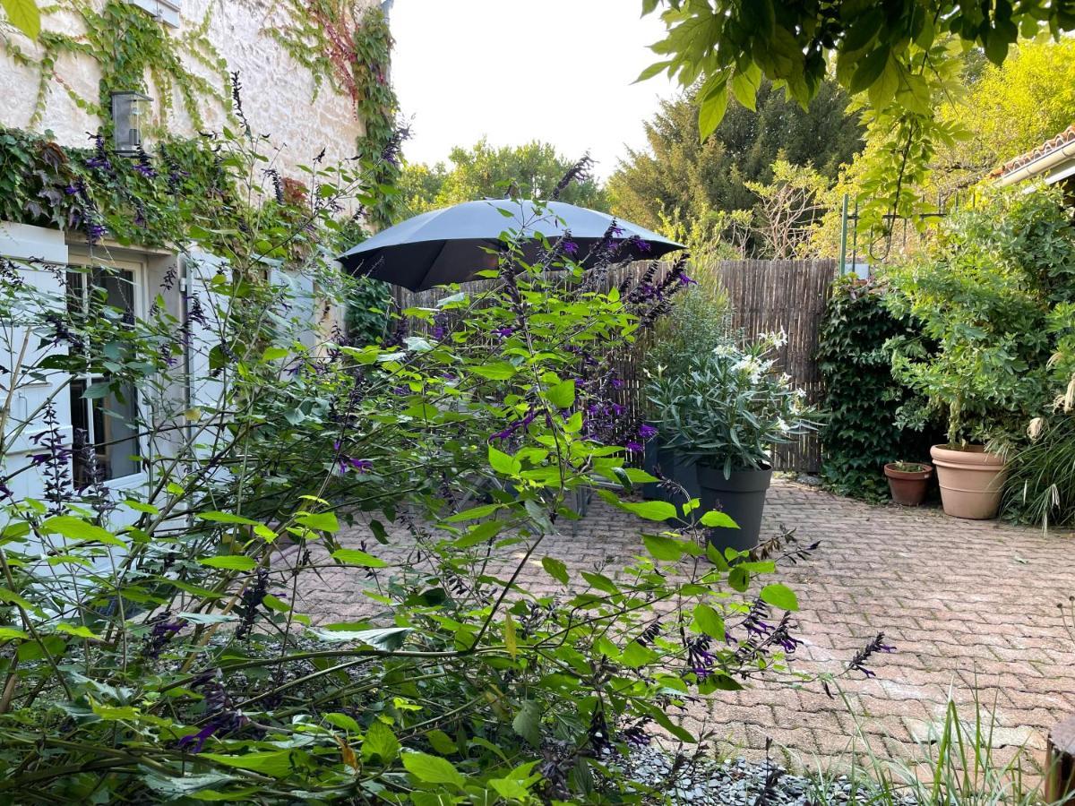 Gite Du Presbytere Port D'Envaux, Ravissante Maison De Charme 外观 照片