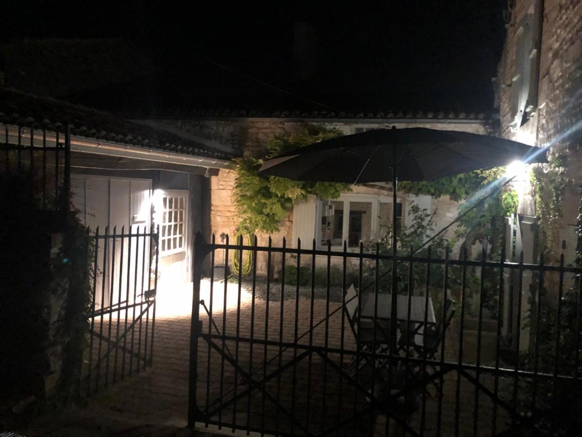 Gite Du Presbytere Port D'Envaux, Ravissante Maison De Charme 外观 照片