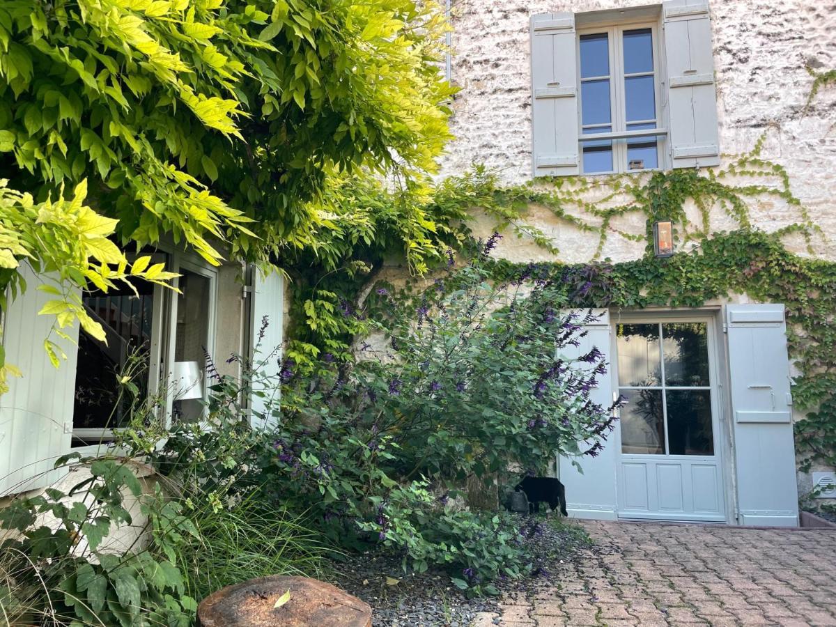 Gite Du Presbytere Port D'Envaux, Ravissante Maison De Charme 外观 照片