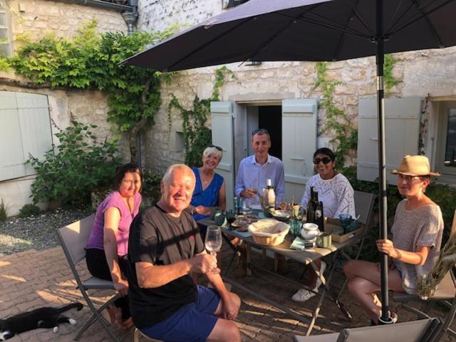 Gite Du Presbytere Port D'Envaux, Ravissante Maison De Charme 外观 照片